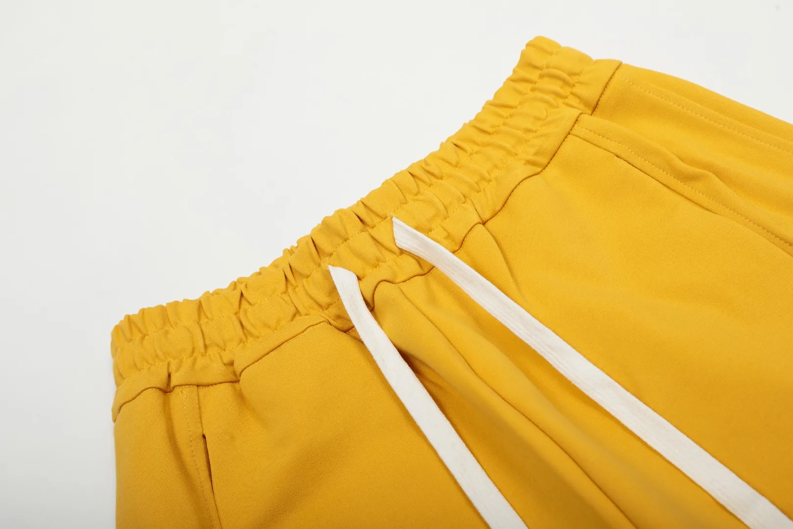 🅿️250 "Top quality" Style number: T7002# [Ralph Lauren solid color pony embroidered logo simple casual wide-leg trousers] ✅Ralph Lauren classic basic versatile unisex wide-leg spliced couple straight trousers ✅Brocade and cotton Roman cloth splicing technology ✅The version is restored to the original single The maximum size can be worn up to 170 pounds Loose, comfortable and stress-free ✅The upper body is simple and easy to match ootd must-have Good-looking clothes are never chosen by anyone. A must-have in couples’ wardrobes. Size: S-XL. Color: floral gray, black, yellow, and fruit green.